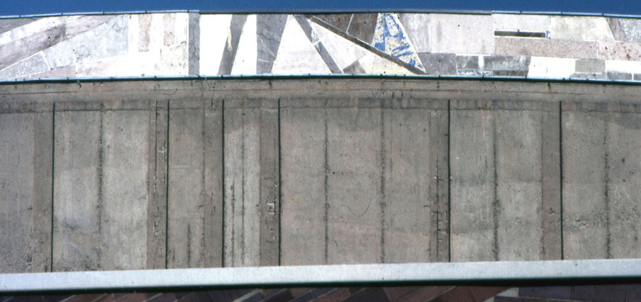 Abb. 18 Schäden auf der konvex gekrümmten Fassade des Beethovensaales der Liederhalle in Stuttgart