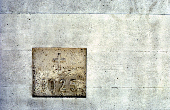 Abb. 21 Antoniuskirche Basel bauzeitlicher Beton mit Jahreszahl 1925, gerahmt vom Mehrauftrag des Reparaturbetons