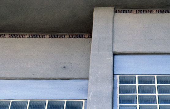 Abb. 23 Im Jahr 1986 instand gesetzte und ganzflächig mit einer Schlämme beschichtete Betonfassade des Silchersaales der Liederhalle Stuttgart